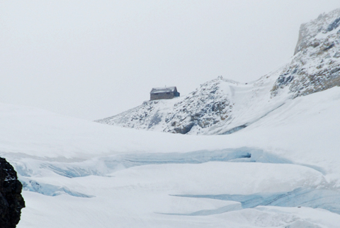 氷河の上に山小屋