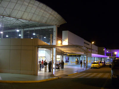 真夜中近くのキト マリスカル国際空港