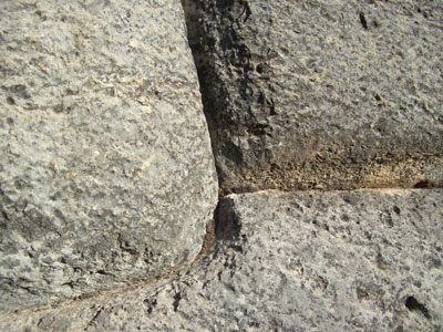 カミソリの刃すら通さない、と称されるインカの石組み