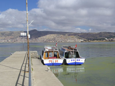 ホテル直下の桟橋からボートに乗り込んでティティカカ湖上
