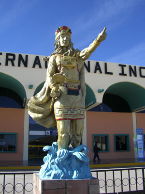 インカ初代皇帝 マンコ・カパックの像