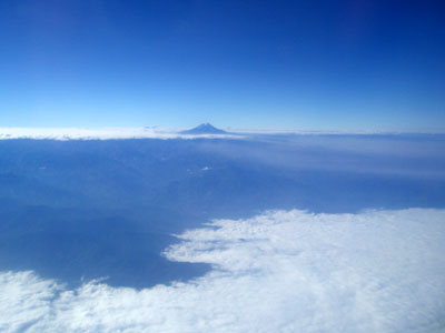 機上から遠くに見える一際高い山はコト・パクシ