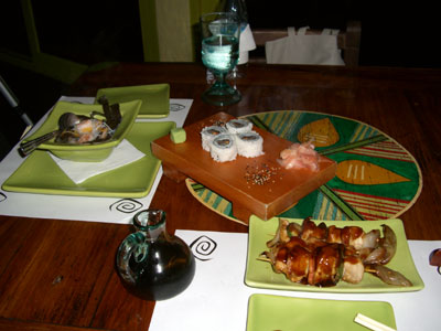「Red Sushi」の焼き鳥、巻き寿司、スープ