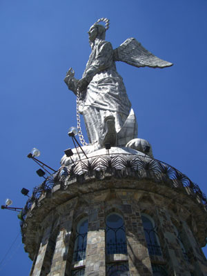 マリア像を足下から見上げる