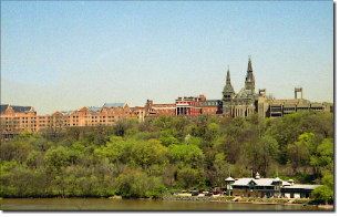 川の向こうにジョージタウン大学が見える