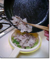 豚肉をザルの上の野菜に乗せる