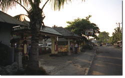 海沿いの街道にレストランが立ち並ぶジンバラン
