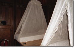 小さなベッドには蚊帳が装備されている