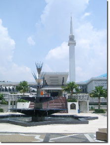 絢爛豪華な国立モスク外観
