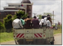 ナイロビの街を走る人間満載トラック