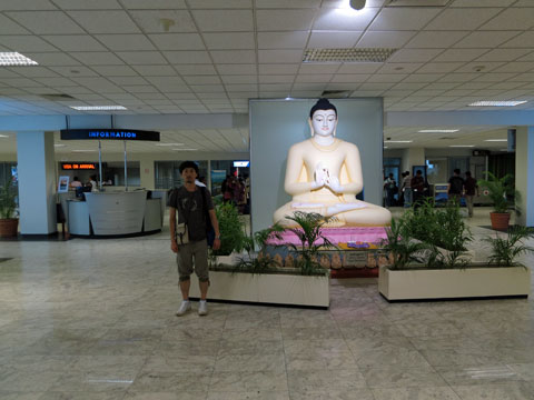 空港に鎮座していた仏像