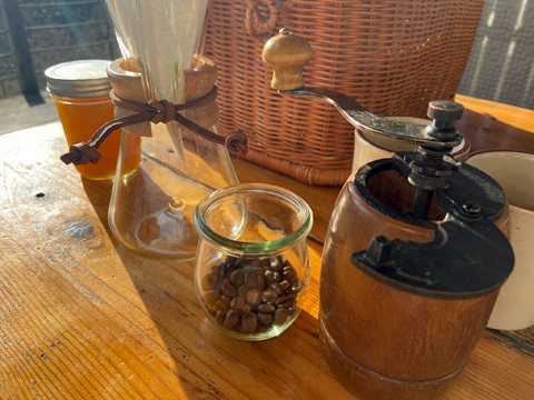 豆から挽いて淹れるコーヒー