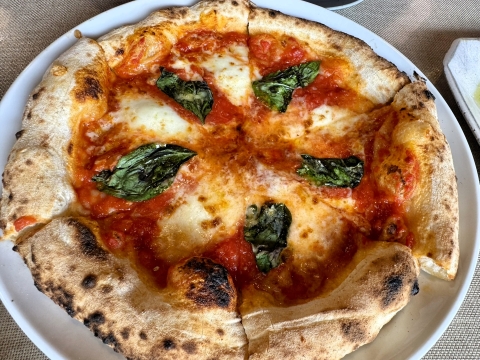 まずは定番のマルゲリータ まずは定番のマルゲリータ