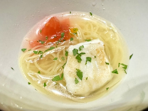 口直しのスープパスタの上に真鯛 口直しのスープパスタの上に真鯛