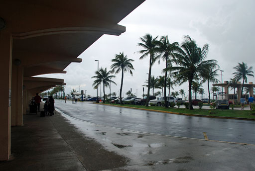 グアム国際空港の外はスコール