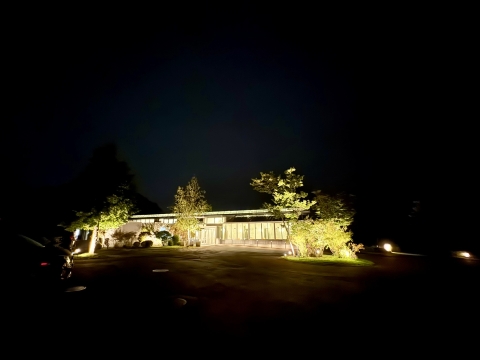 闇の中にぽっかりと浮かび上がる軽井沢天空ホテル&リゾート 闇の中にぽっかりと浮かび上がる軽井沢天空ホテル&リゾート