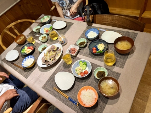 夕飯はごはんと味噌汁の和食で 夕飯はごはんと味噌汁の和食で
