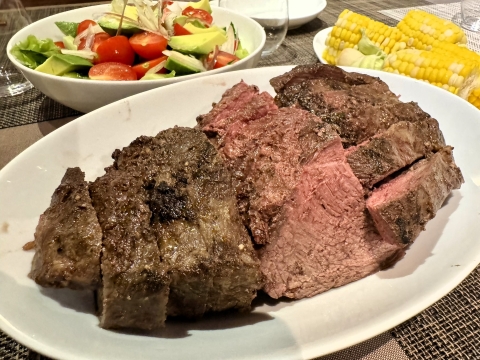 義兄が持ってきてくれた肉の塊を妻が焼いた 義兄が持ってきてくれた肉の塊を妻が焼いた