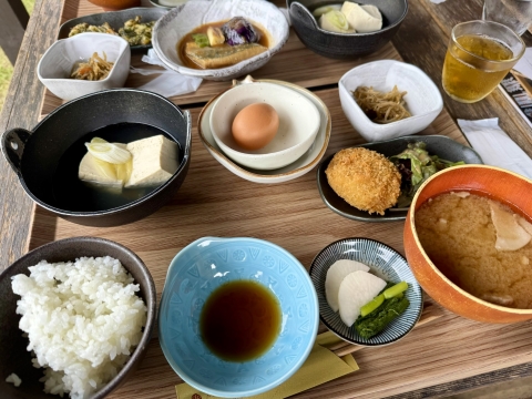 玉子かけには湯豆腐とメンチカツも 玉子かけには湯豆腐とメンチカツも