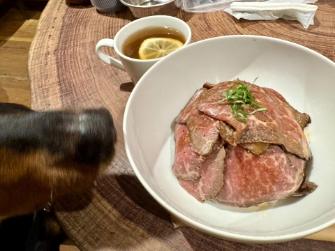ごはんが見えないぐらい重ねられたローストビーフ ごはんが見えないぐらい重ねられたローストビーフ