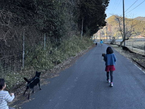 子供たちが犬を引く 子供たちが犬を引く