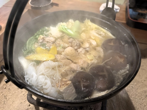 メインの水炊きは湯気の向こう メインの水炊きは湯気の向こう