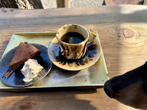 テラス席でウェルカムコーヒーとケーキを頂く テラス席でウェルカムコーヒーとケーキを頂く